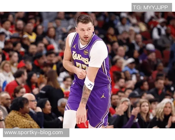 东契奇轻松战胜雷迪克玩匹克球引发笑声让他气坏了真是太有趣了